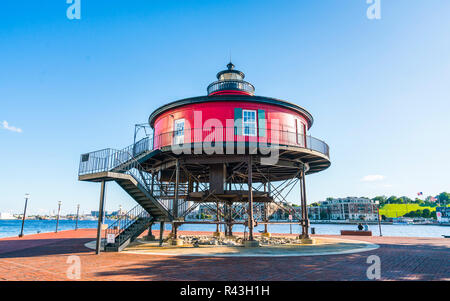Baltimore, MD, USA. 09-07-17: sieben Fuß Knoll Lighthouse, Baltimore Inner Harbor an einem sonnigen Tag. Stockfoto