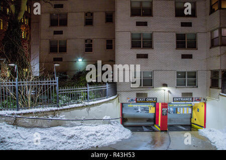 Eine Einfahrt zu einer Tiefgarage unter einer Wohnanlage auf der 13. Straße in East Village. Stockfoto