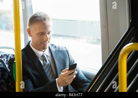Geschäftsmann mit Handy Stockfoto