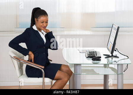 Geschäftsfrau Neckache Leiden. Stockfoto