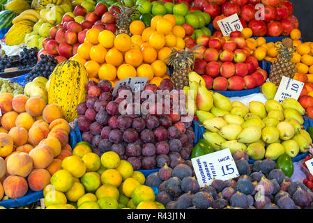 Große Auswahl an Früchten auf einem Markt in Istanbul Stockfoto