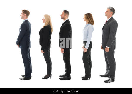 Seite Blick auf die Menschen, die in der Zeile Stockfoto