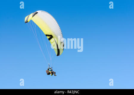 Paragliding sport Flug auf hochfliegende Flügel in klaren, blauen Himmel Stockfoto