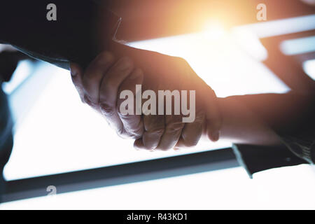 Handshaking business Person im Büro mit Netzwerk Wirkung. Konzept der Teamarbeit und Partnerschaft Stockfoto