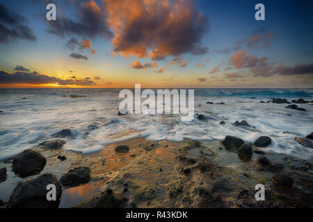 Sonnenaufgang vom Sandy Beach, Oahu, Hawaii Stockfoto