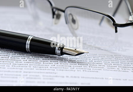 Stift und Gläser auf Dokumente Stockfoto