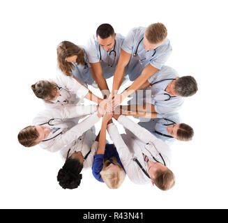 Direkt über der Multiethnischen medizinisches Team Stapeln Hände Stockfoto