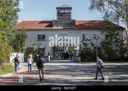 Innerhalb der Grenzen des KZ Dachau in Deutschland, gesehen hier sind Touristen, die das Camp an einem schönen Herbsttag. Stockfoto