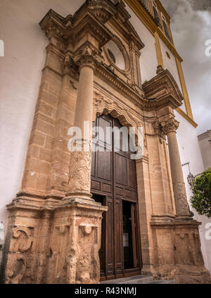 Eine andalusische Stil Kirche Eingang in Orange Square, die Altstadt von Marbella in Spanien. Stockfoto