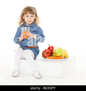 Kleines Kind Getränke Saft. Stockfoto