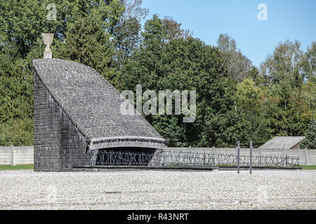 Innerhalb der Grenzen des KZ Dachau in Deutschland, hier ist die jüdische Gedenkstätte und Menora. Stockfoto