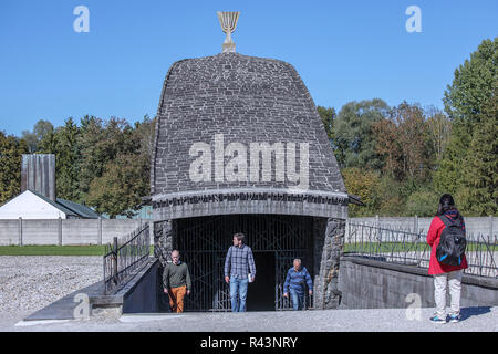 Innerhalb der Grenzen des KZ Dachau in Deutschland, hier ist die jüdische Gedenkstätte und Menora. Stockfoto