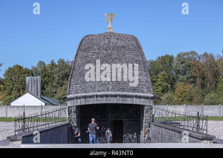 Innerhalb der Grenzen des KZ Dachau in Deutschland, hier ist die jüdische Gedenkstätte und Menora. Stockfoto