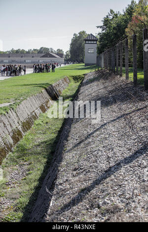 Innerhalb der Grenzen des KZ Dachau in Deutschland, hier ist der Aussichtsturm und Stacheldraht Umzäunung.. Stockfoto