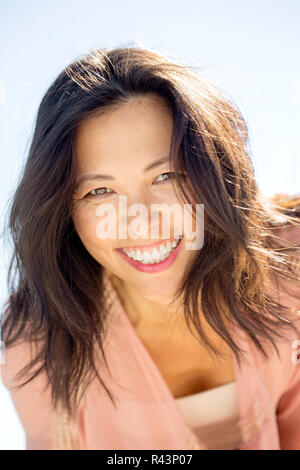 Porträt einer wunderschönen asiatischen Frau lächelnd. Stockfoto