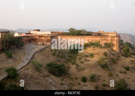 Menschen besuchen Jaigarh Fort (Diya Burj) in Jaipur, Rajasthan, Indien Stockfoto