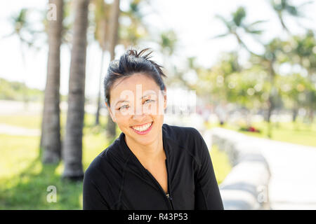 Portrait von einer Frau, die zu Fuß außerhalb am Strand. Stockfoto