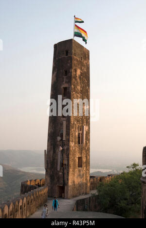 Menschen besuchen Jaigarh Fort (Diya Burj) in Jaipur, Rajasthan, Indien Stockfoto