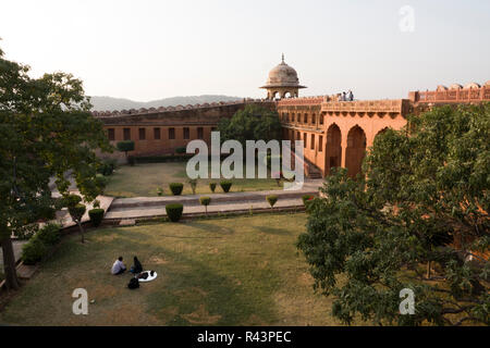 Menschen besuchen Jaigarh Fort (Diya Burj) in Jaipur, Rajasthan, Indien Stockfoto