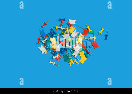 Sammlung von reißzwecken und Pinn Fähnchen auf einer blauen Fläche Stockfoto
