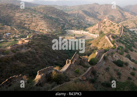 Mauern um Jaigarh und Amer Forts in Amer, Jaipur, Rajasthan, Indien Stockfoto