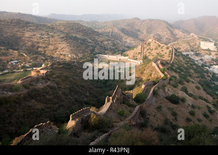 Mauern um Jaigarh und Amer Forts in Amer, Jaipur, Rajasthan, Indien Stockfoto