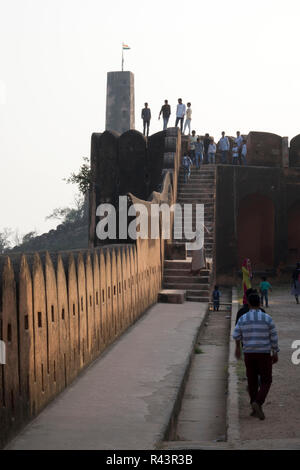 Menschen besuchen Jaigarh Fort (Diya Burj) in Jaipur, Rajasthan, Indien Stockfoto