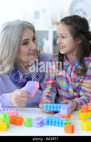 Curly kleines Mädchen und ihre Großmutter spielen Stockfoto