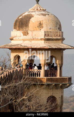 Menschen besuchen Jaigarh Fort (Diya Burj) in Jaipur, Rajasthan, Indien Stockfoto