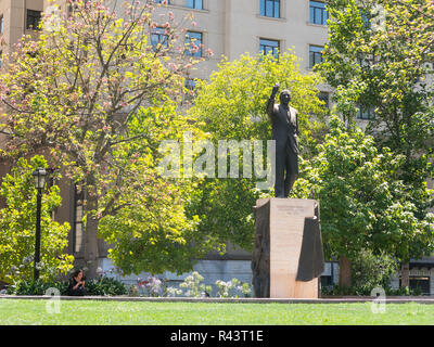 SANTIAGO, CHILE - 26. JANUAR 2018: Denkmal für Eduardo Frei in Santiago de Chile, vor der Moneda Palace. Er war Präsident der Republik Stockfoto