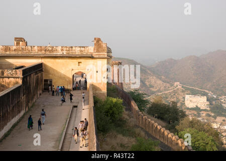 Menschen besuchen Jaigarh Fort (Diya Burj) in Jaipur, Rajasthan, Indien Stockfoto