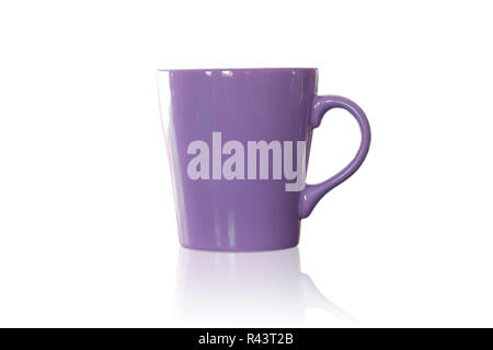 Violett Kaffeetasse auf weißem Hintergrund Stockfoto