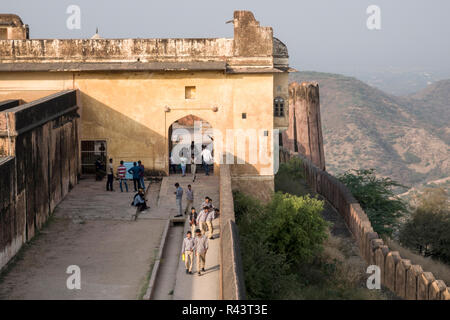 Menschen besuchen Jaigarh Fort (Diya Burj) in Jaipur, Rajasthan, Indien Stockfoto