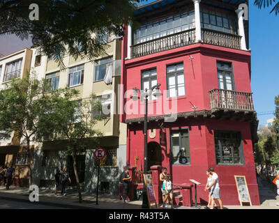 SANTIAGO DE CHILE, CHILE - 26. JANUAR 2018: Touristen schlendern durch die Innenstadt von Santiago de Chile, in der Gegend von Miraflores, vor einem Stockfoto