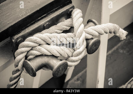 Seil gebunden, Poller Segelboot, sepia Stockfoto