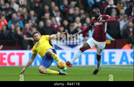 Aston Villa Albert Adomah wird von Birmingham City Lukas Jutkiewicz während der Sky Bet Championship Match in der Villa Park, Birmingham in Angriff genommen. Stockfoto