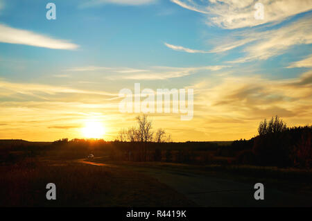 Himmel mit farbigen Wolken vor blauem Himmel bei Sonnenuntergang. Stockfoto