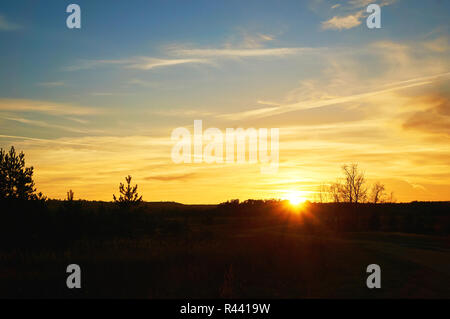Himmel mit farbigen Wolken vor blauem Himmel bei Sonnenuntergang. Stockfoto