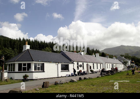 Dies ist der volle Umfang der kleinen Weiler von Knoydart, auf einer Halbinsel im Nordwesten der Highlands von Schottland sitzt. Die öffentlichen Haus, die Alte Schmiede, ist das größte Gebäude gibt! Es kann nur mit dem Boot oder zu Fuß erreicht werden. Stockfoto