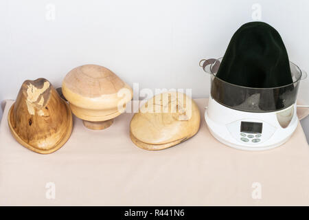 Holz- Hut - Bausteine für die Gestaltung von Filz Hüte gemacht Stockfoto