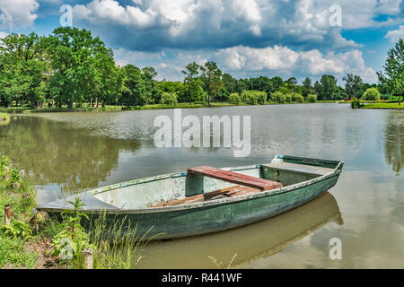 Das Ruderboot auf den See im Englischen Landschaftsgarten des Palais Festetics, DEG, Enying, Fejer County, Ungarn, Europa Stockfoto