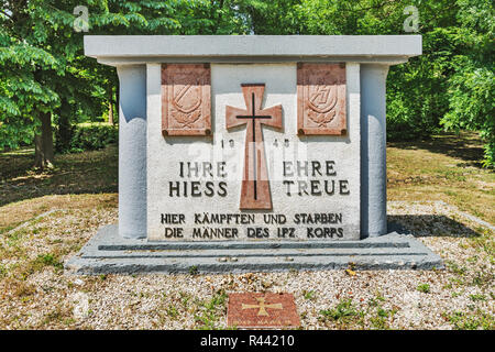 Die Waffen-SS-Denkmal ist im Park des Palais Festetics in Deg, Enying, Fejer County, West Transdanubien, Ungarn, Europa Stockfoto