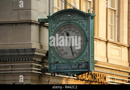 Manhattan, New York City, New York - 10. Juni 2009. Gerissenen Thermometer am Broadway und Chambers Street im Sommer Wärme. Stockfoto