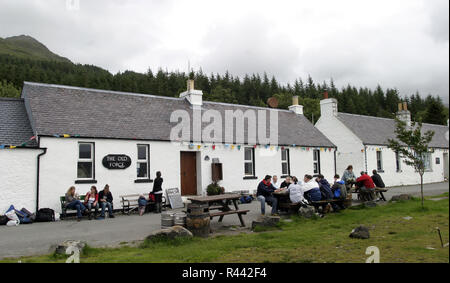 Die Alte Schmiede Public House begrüßt, Wanderer, Kletterer und Wanderer zu dem kleinen Weiler von Knoydart, auf einer Halbinsel im Nordwesten der Highlands von Schottland sitzt. Es können nur per Boot oder zu Fuß. Stockfoto