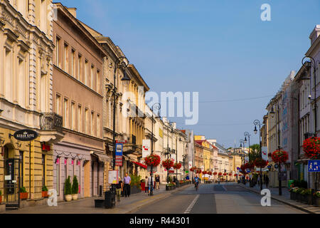 Warszawa, Masowien/Polen - 2018/09/02: Panoramablick auf die Nowy Swiat Straße in der Altstadt von Warschau. Stockfoto