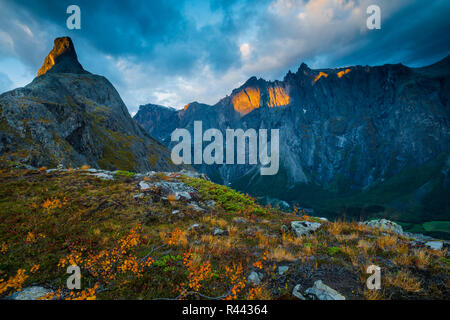 Morgenlicht im Romsdalen Tal, Rauma kommune, Møre Og Romsdal, Norwegen. Stockfoto