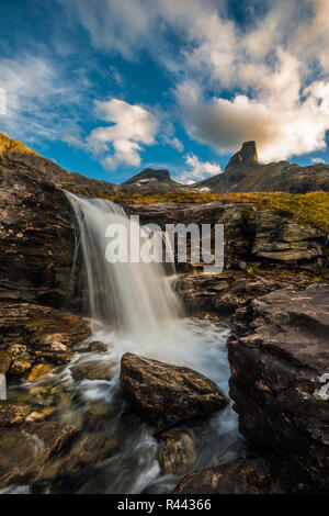 Wasserfall im Vengedalen Tal in Rauma, Møre Og Romsdal, Norwegen. Rechts oben befindet sich der Romsdalshorn, 1550 m. Stockfoto