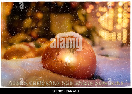 Einzigartige Kunst digitale Frohe Weihnachten und guten Rutsch ins neue Jahr Postkarte von Schönes Foto von einem gold christmas Ball gegen bokeh Hintergrund konzipiert. Stockfoto