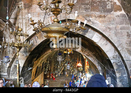 JERUSALEM, Israel - 20 SEPTEMBER 2017: Lampen in der Kirche des Grabes des Hl. Maria auch Grab der Jungfrau in Kidron Stockfoto