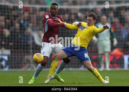 Birmingham City Craig Gardner Herausforderungen Aston Villa Jonathan Kodjia während der Sky Bet Championship Match in der Villa Park, Birmingham. Stockfoto